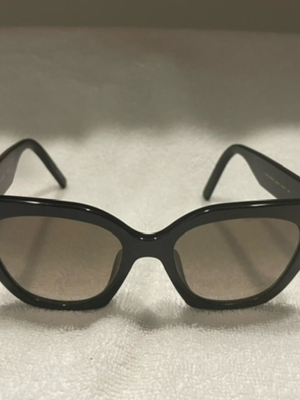 Marc Jacobs Daisy Motif Sunglasses black w/case.  Rare, Hard to Find.  OH SO CUT - Picture 3 of 8
